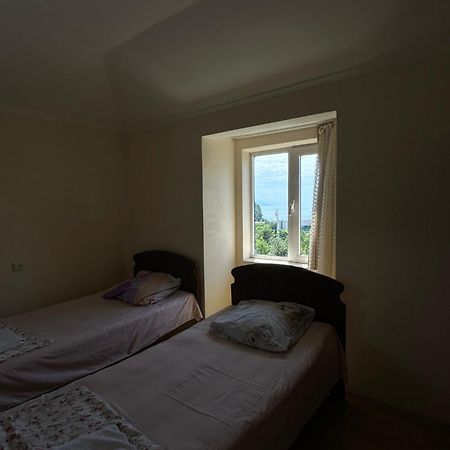 Temo'S Guesthouse Sarpi Exterior photo